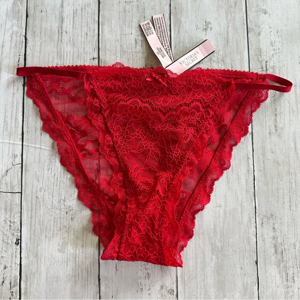 NEW WITH TAGS VICTORIAS SECRET DREAM ANGELS RED LACE STRING BIKINI MEDIUM M